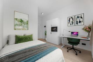 Op zoek naar een comfortabele plek om te studeren en te ontspannen? Deze ingerichte studentenkamer aan de achterzijde op het eerste verdiep, biedt alles wat je nodig hebt: een eigen badkamer met regendouche, een handige ontbijtplek met ingebouwde kasten, microgolfoven en koelkast met vriesvak. De kamer maakt deel uit van Trivest, een duurzaam studentenproject met EPC A-label. Geniet van vier moderne gemeenschappelijke keukens, een groene parkachtige binnentuin én een toplocatie op wandelafstand van campussen, station en stad. Perfect voor studenten die stijl, comfort en energiezuinig wonen willen combineren. De maandelijkse huuropbrengst wordt geschat op 680 euro.Wacht niet te lang! Contacteer ons vandaag nog via info@homies.be of 016 22 82 22. HOMIÉS, an Eye for Immo.<br /> 