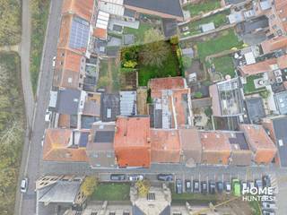 Aan de voet van de vestingen, in de schaduw van de Sint-Jacobskerk en pal in het hart van Ieper, bevindt zich deze karaktervolle herenwoning met uitzonderlijk grote tuin en bijgebouw. U betreedt het pand via de imposante toegangspoort, ooit doorgang voor koetsen, die vandaag kan uitgroeien tot een majestueuze inkomhal met directe toegang tot zowel de woning als de tuin. Op het gelijkvloers bevinden zich onder meer een voorkamer, traphal, woonkamer, aparte keuken, badkamer en slaapkamer. Daarboven wachten nog drie verdiepingen om volledig naar eigen smaak te worden ingericht. Met wat renovatiewerk en visie maakt u van dit pand één van de meest opvallende herenwoningen van Ieper – een unieke kans voor wie ruimte, authenticiteit en een topligging in het centrum zoekt.