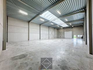<span><span><u><strong>Nieuw magazijn te huur met 4 private parkeerplaatsen voor de deur!<br /><br />AFWERKING:</strong></u><br />Stalen constructie met volledige overspanning (geen palen), gevelwanden in geïsoleerde betonpanelen, scheidingswanden in betonpanelen, gepolierde betonvloer, geïsoleerd plat dak met ingewerkte lichtkoepel, 1 geïsoleerde sectionaalpoort (h: 4,4m; b: 4m) met afzonderlijke loopdeur.<br /><br /><u><strong>NUTSVOORZIENINGEN:</strong></u><br />Stads- en regenwater (inclusief regenpomp en uitgietbak met kraan), elektriciteit (drijfkracht), aardgas, internet, riolering.<br /><br /><u><strong>LIGGING:</strong></u><br />- Op enkele honderden meters van N44 (Aalter-Maldegem)<br />- N9 (baan Gent-Brugge)<br />- N49 (Zelzate-Knokke)<br />- Op enkele kilometers van autosnelweg E40.<br /><br /><u>*Bijzonderheden:</u><br />- Onmiddellijk beschikbaar.</span></span><br /><span><span>- Prijs excl. BTW (21%)<br />- Prijs is excl. onroerende voorheffing (ten laste van de huurder, volgens aanslagbiljet) en klein aandeel gemene kosten.<br />- Onze referentie op <strong>www.centro.be</strong>: <strong>P0447</strong> of contacteer ons via <strong>050/70.01.02</strong>.</span></span>