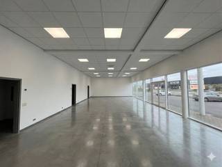 Dit volledig herschilderde handelspand van ca. 170m² is gelegen aan de commercieel interessante Bruggesteenweg te Hooglede. De locatie geniet van...