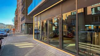 <p>Dit commercieel gelijkvloers van ca 160 m² bevindt zich in de Timmerwerfstraat op het Zuid en maakt deel uit van de standingvolle residentie "Hoopnatie". De Timmerwerfstraat is de verbindingsstraat tussen de vernieuwde Scheldekaaien en de Waalsekaai met het gloednieuwe "Zuidpark".</p>
<p>Dankzij de centrale ligging is dit de perfecte uitvalsbasis: vlakbij de Scheldekaaien, Leien, Singel en Ring waardoor een vlotte bereikbaarheid gegarandeerd wordt. Parkeermogelijkheden zijn voorzien in de nabijgelegen parkings "Steendok" en "Kooldok". <br />Diverse gezellige restaurants en cafeetjes in de buurt zorgen bovendien voor een ideale omgeving.</p>
<p>De ruimte onderscheidt zich door haar moderne uitstraling en aangename, natuurlijke lichtinval dankzij de grote raampartijen langs drie zijden van het pand. Dit zorgt voor een open en uitnodigende sfeer wat resulteert in een ideale werkomgeving.</p>
<p>Het interieur is hoogwaardig afgewerkt met een warme tegelvloer en schrijnwerk op maat voor een stijlvolle en professionele indruk.</p>
<p>Kitchenette en sanitair zijn eveneens voorzien.</p>
<p>Deze commerciële ruimte is uiterst polyvalent en biedt tal van mogelijkheden naar inrichting en invulling toe.</p>
<p>Het pand is momenteel stabiel verhuurd.</p>