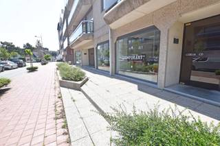 A LOUER: Local commercial meublé et aménagé dans la Van Bunnenlaan<br /><br />Bien situé parmi de nombreux autres bureaux et professions libérales.<br /><br />La location comprend :<br />- L'ameublement du bureau tel qu'il se présente actuellement, comme le montrent les photos<br />- 6 postes de travail avec chaises de bureau (Vincent Van Duysen pour Bulo)<br />- Table de réunion et chaises de conférence<br />- Tapis et rideaux<br />- Cuisine équipée avec lave-vaisselle et robinetterie pour quooker<br /><br />La consommation de gaz et d'eau (environ 1150 euros par an actuellement) se fait via des compteurs intermédiaires et sur décompte via le syndic. La taxe foncière et les frais de syndic sont également à la charge du locataire.<br /><br />Disponible à partir du 1er novembre 2025.