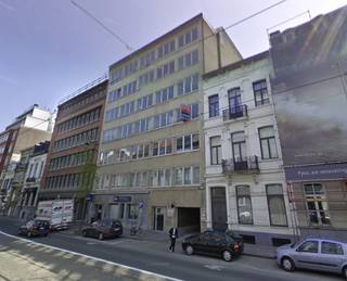 <p>Gelegen aan de Brugmannlaan 12A in 1060 Sint-Gillis, bevindt deze kantoorruimte van 94 m² zich op de 4de verdieping van een goed onderhouden gebouw, in een rustige en gegeerde omgeving.<br /><br />Het pand heeft een indeling in appartementsstijl, wat zorgt voor een aangename sfeer en een flexibele inrichting. Hierdoor is het uitermate geschikt voor uiteenlopende professionele activiteiten. De kantoren genieten van veel natuurlijk licht en bieden een mooi groen uitzicht aan de achterzijde, wat bijdraagt aan een comfortabele en inspirerende werkomgeving.<br /><br />Dankzij de praktische indeling kan de ruimte eenvoudig worden ingericht als afzonderlijke kantoren, open space, vergaderruimte of een combinatie hiervan, afhankelijk van de behoeften van de gebruiker.<br /><br />Twee parkeerplaatsen kunnen optioneel worden gehuurd, een belangrijke troef in deze populaire wijk van Sint-Gillis.<br /><br />Een uitstekende opportuniteit voor vrije beroepen, advieskantoren of kleine ondernemingen die op zoek zijn naar een aangename en goed gelegen kantoorruimte.</p>
