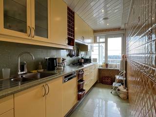 Au 14e étage se trouve cet appartement bien entretenu, comprenant deux chambres et deux terrasses, d'où vous profiterez d'une vue dégagée et...