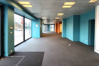 Dit handelspand is uitstekend gelegen op de hoek van de Jaminéstraat en het Stationsplein met brede etalage aan beide straatkanten...