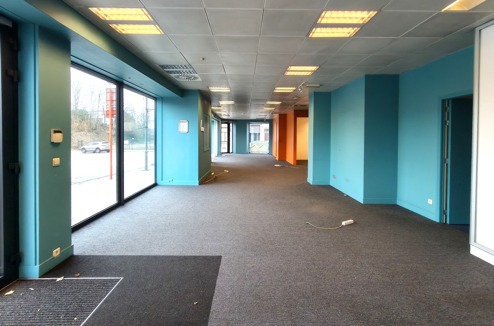 UITSTEKEND GELEGEN HANDELSPAND - MODERN INGERICHT EN INSTAPKLAAR - foto 2