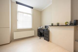 <p><strong>INDELING<br />GELIJKVLOERS<u><br /></u></strong>Inkomhal. Gastentoilet. Bureau/slaapkamer met ingemaakte kasten. Woonkamer op parketvloer (Franse eik) met zicht op de tuin. <br />Open keuken voorzien van de volgende toestellen nl. vaatwasmachine, spoeltafel met Quooker, gasvuur, afzuigkap, koelkast, diepvriezer en met aansluiting voor wasmachine/droogkast.<br /><br /><strong>EERSTE VERDIEPING<u> <br /></u></strong>Overloop met vaste trap naar de zolderverdieping. Ruime slaapkamer van ca. 21m². <br />Badkamer voorzien van ligbad, douchecel, badkamermeubel met lavabo en toilet.<br /><br /><strong>DAKVERDIEPING</strong><u> <br /></u>Geïsoleerde zolderruimte met aardgasbrander van de C.V. en het warmwater.<br /><br /><strong>KELDERVERDIEPING</strong><br />Kelderruimte.<br /><br /><strong>BUITEN</strong><u> <br /></u>Zongerichte tuin met terras voorzien van een zonneluifel.<br /><br /><strong>POSITIEVE ASPECTEN<u><br /></u></strong>Zeer gunstige ligging in het centrum van Turnhout vlakbij alle nodige voorzieningen (winkels, supermarkt, horeca, openbaar vervoer,...)<br />Gerenoveerde woning met een groot ruimtegevoel (hoge plafondhoogtes)<br />Prachtige en zonnige stadstuin<br />Slaapkamer op het gelijkvloers<br />Geen renovatieverplichting (EPC label C)</p>