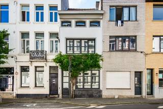 Op zoek naar een instapklare woning met karakter, sfeer en een kwalitatieve afwerking? Dan zal deze charmante stadswoning u meteen weten te bekoren.<br /><br />Via de inkomhal betreedt u de woning en komt u rechtstreeks in de gezellige eetkamer. Vooraan bevindt zich de volledig uitgeruste keuken met natuurstenen werkblad en kwalitatieve toestellen. Rechts sluit de sfeervolle woonkamer naadloos aan op de eetkamer, waardoor een aangename en open leefruimte ontstaat. De parketvloer, gashaard en grote raampartijen zorgen voor een warme uitstraling. Via het schuifraam heeft u rechtstreeks toegang tot het terras en de gezellige stadstuin, een heerlijke plek om in alle rust te genieten.<br /><br />Op de eerste verdieping geeft de nachthal toegang tot een eerste slaapkamer met prachtige breedplank parketvloer. Verder bereikt u via de nachthal de dressing met parketvloer, die aansluit op de tweede slaapkamer, eveneens afgewerkt met een parketvloer en voorzien van airconditioning. Achter een schuifdeur bevindt zich de stijlvolle badkamer met regendouche, kwaliteitsvol sanitair van Villeroy &amp; Boch en praktische ingemaakte kasten.<br /><br />Een extra troef is de ruime afgewerkte zolderverdieping. Deze biedt voldoende ruimte om eenvoudig twee bijkomende slaapkamers te creëren, ideaal voor een groter gezin, een hobbyruimte of een thuiskantoor.<br /><br />Verder beschikt de woning over een kelder, een terras in blauwe hardsteen en een onderhoudsvriendelijke stadstuin met wateraansluiting en tuinverlichting.<br />Dankzij de kwalitatieve afwerking, het gebruik van duurzame materialen en de gunstige ligging nabij winkels, scholen en openbaar vervoer, vormt deze woning een ideale thuis voor wie op zoek is naar comfort en gezelligheid.<br /><br />pluspunten:<br /><br />- Instapklare woning<br />- 3 slaapkamers + dressing<br />- Mogelijkheid tot 2 slaapkamers op zolder<br />- Gezellige stadstuin met terras<br />- Kwalitatieve afwerking en materialen<br /><br />Interesse in deze instapklare woning? Contacteer ons via 03 337 50 70 of info@vbvastgoed.be voor meer info of een afspraak. 