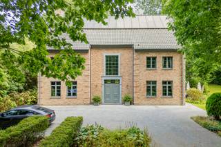 <p><strong>Prestigieuze villa met afzonderlijke woonunit en royale tuin nabij de Kalmthoutse Heide</strong></p>
<p>Op een bijzonder gegeerde en groene locatie in <strong>Heide-Kalmthout</strong>, op ca. 200 meter van de Kalmthoutse Heide, bevindt zich deze <strong>royale villa m</strong>et ca. <strong>560 m² bewoonbare oppervlakte</strong>, verdeeld over een hoofdwoning en een <strong>afzonderlijk ingerichte woonunit</strong>, biedt het geheel uitzonderlijk veel ruimte en flexibiliteit. De grote raampartijen, hoge plafonds, twee houthaarden en de prachtige volwassen tuin geven de woning haar karakter. Een aanpalend <strong>bouwperceel van ca. 2.200 m² kan optioneel worden aangekocht</strong>.<span><br />Contacteer ons kantoor voor een afspraak tijdens het </span><strong><span>exclusieve preview-kijkmoment op 18 oktober 2026, enkel op afspraak</span></strong><span>.</span></p>
<p><strong>Hoofdwoning – gelijkvloerse verdieping<br /></strong>- Royale <strong>inkomhal<br /></strong>- Ruime en lichtrijke <strong>woon- en eetkamer<br /></strong>- Aansluitend tweede <strong>zitsalon<br /></strong>- Beide salons voorzien van een <strong>open haard op hout<br /></strong>- Afzonderlijke keuken met groot schuifraam naar het terras<br />- Aansluitende <strong>berging</strong> met toegang naar buiten<br />- Gastentoilet met handenwasser</p>
<p><strong>Eerste verdieping<br />- 3 </strong>royale<strong> slaapkamers<br /></strong>- Bijkomende <strong>bureau-/slaapkamer<br /></strong>- Badkamer met ligbad, dubbele lavabo en toilet<br />- Tweede douchekamer met <strong>inloopdouche en lavabo<br /></strong>- Apart toilet</p>
<p><strong>Zolderverdieping<br /></strong>- Uitzonderlijk ruime, <strong>volledig afgewerkte zolderverdieping</strong> over de volledige woning<br />- Mogelijkheid om hier nog <strong>meerdere kamers</strong> in te richten<br />- Aparte bergzolder<br />- Aansluitingen aanwezig voor de eventuele inrichting van een douche en toilet</p>
<p><strong>Afzonderlijke woonunit<br /></strong>- Volwaardig ingerichte woonunit <strong><br /></strong>- Eigen verwarmingsketel en warmwatervoorziening<br />- Aparte meterstanden voor gas, elektriciteit en water<br />- Interessant voor <strong>meergeneratiewonen, gastenverblijf, au pair of praktijk/kantoor aan huis</strong></p>
<p><strong>Tuin en buitenruimte<br /></strong>- Royale, volwassen <strong>groene tuin met veel privacy<br />- 2 terrassen</strong>, waardoor op verschillende momenten van de dag van de zon kan worden genoten<br />- Overdekt terras<br />- Water, elektriciteit en buitenkraan voorzien <br />- Elektrische toegangspoort met parlofoon<br />- Achteraan een <strong>poortje met toegang tot de Elzendreef<br /></strong>- Tuinhuis met ruimte voor meerdere fietsen en een overkapping gericht op de avondzon</p>
<p><strong>Bijzonderheden<br /></strong>- Bouwjaar <strong>2011<br /></strong>- Ca. <strong>440 m² bewoonbare oppervlakte<br />- EPC label A<br />- 18 zonnepanelen<br /></strong>- Aluminium ramen met <strong>driedubbele beglazing<br /></strong>- Verwarming op gas met radiatoren<br />- Ventilatiesysteem C<br />- Regenwaterput van <strong>10.000 liter</strong> <br />- Kruipruimte onder de volledige woning<br />- Riolering en septische tank<br />- Mogelijkheid tot aankoop van een <strong>aanpalend bouwperceel van ca. 2.200 m</strong></p>
<p><strong>Ligging<br /></strong>Gelegen in <strong>Heide</strong> op slechts ca. 200 meter van de <strong>Kalmthoutse Heide</strong>. Een bijzonder groene en rustige woonomgeving met veel privacy, terwijl het station van Heide, winkels en dagelijkse voorzieningen vlot bereikbaar zijn. Ook Kapellen en Brasschaat liggen op korte rijafstand.</p>
<p><strong>Een uitzonderlijk ruime en veelzijdige villa waar privacy, groen en wooncomfort samenkomen, met een afzonderlijke woonunit en bijkomende uitbreidingsmogelijkheden op een van de meest gegeerde locaties van Kalmthout.</strong><br /><br />Bewoonbare opp. 560 m² ref. epc</p>
<p><strong> </strong></p>