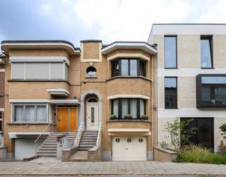 KIJKDAGEN VOLZET<br />Welkom in de Rysheuvelstraat, waar authentieke charme en hedendaags comfort mooi samenkomen. Deze karaktervolle woning werd de afgelopen jaren gerenoveerd, super onderhouden en biedt verrassend veel ruimte én een heerlijke tuin.<br /><br />In de sous-terrain vinden we een inpandige garage, praktische bergruimte met toilet en een extra kamer die perfect dienst kan doen als slaapkamer, hobbyruimte of bureau. Van hieruit stap je rechtstreeks de zonnige tuin in.<br /><br />De gelijkvloers vormt het hart van de woning, met een gezellige zithoek en een ruime leefruimte met open keuken. Het gezellige terrasje maakt de verdieping compleet. De prachtige authentieke elementen geven de woning hier meteen de nodige sfeer en karakter. Via de open trap bereik je de tweede verdieping.<br /><br />Daar bevinden zich twee ruime slaapkamers en de badkamer. De woning combineert zo een aangename leefruimte met voldoende plek om te wonen, werken en ontspannen.<br /><br />Buiten geniet je van een oprit en een volledig afgesloten, zonnige tuin met terras. Een zeldzame troef in Berchem!<br /><br />Een woning met karakter, ruimte en een verrassend veelzijdige indeling. Kom jij hier je nieuwe thuis ontdekken?<br />Vg, Wg, Gmo, Gvkr, Gvv, geen overstromingsgevoelig gebied