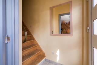 Deze instapklare woning is uitstekend gelegen in een rustige straat, pal in het centrum van Stabroek. Winkels, scholen en openbaar vervoer bevinden zich allemaal op wandelafstand. U komt de woning binnen via een aparte inkomhal, dewelke meteen toegang geeft tot de ruime en lichtrijke woonkamer met aansluitend een open bureauhoek. Grenzend aan de leefruimte bevindt zich de in 2020 vernieuwde keuken, voorzien van alle hedendaags comfort. Verder vindt u op het gelijkvloers nog een koele berging, een bergruimte met aansluiting voor de wasmachine en een recent vernieuwde badkamer met inloopdouche, toilet en dubbele wastafel met meubel. De 1e verdieping telt 2 volwaardige slaapkamers, waarvan één momenteel ingericht is als dressing en via een trap toegang biedt tot de 2e verdieping. Hier bevindt zich de 3e, eveneens zeer ruime slaapkamer. De woning beschikt verder nog over een kleine bergzolder op de 3e verdieping. Het perceel heeft een totale oppervlakte van 126m². Achteraan geniet u van een gezellige, west-georiënteerde tuin met aangelegd terras, jacuzzi en vijvertje. Dankzij de gunstige oriëntatie kan u hier de hele namiddag heerlijk van het zonnetje genieten.