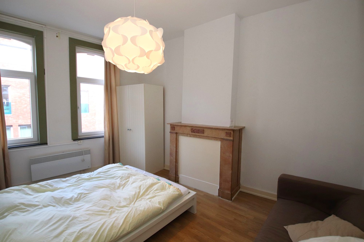 Welgelegen handelshuis met woonst - foto 4