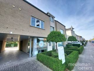 Cet appartement duplex spacieux et prêt à emménager bénéficie d'un emplacement très central, à quelques minutes à vélo ou à pied du centre historique de Bruges.<br /><br />Situé au premier étage, il comprend un hall d'entrée, des toilettes invités avec lavabo, un grand séjour lumineux avec cheminée à gaz, et une grande terrasse orientée plein sud offrant une vue sur la verdure. La cuisine ouverte est entièrement équipée (plaque vitrocéramique, hotte, four encastré, double évier et lave-vaisselle). Vous y trouverez également un débarras sous l'escalier ainsi qu’une buanderie/chaufferie.<br /><br />Au deuxième étage, trois grandes chambres (deux doubles et une simple) et une salle de bains avec baignoire, douche, lavabo et sauna pour deux personnes. Un accès à un grenier spacieux complète ce niveau.<br /><br />L’appartement dispose en outre d’un garage spacieux avec porte sectionnelle ainsi que d’une place de parking à l’arrière de l’immeuble.<br /><br />L’emplacement est idéal, à distance accessible à pied ou à vélo du centre animé de Bruges, où se trouvent de nombreux commerces et services. Les transports en commun (bus et train) sont à proximité, tout comme un accès rapide aux routes principales.<br /><br />Mobiscore : 9,0/10  <br />PEB : 136 kWh/m²