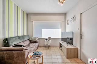 <p>Deze gezellige gezinswoning is rustig gelegen vlakbij het centrum van Lebbeke en in onmiddellijke nabijheid van winkels, scholen, openbaar vervoer,... . De woning bestaat op het gelijkvloers uit een ruime inkomhal met vestiaire, een gezellige leefruimte, een badkamer met wastafel en inloopdouche, een vernieuwde leefkeuken met toilet en toegang tot een praktische opberg-en wasplaats. Vervolgens is er een gezellig terras met tuin, oprit en carport. Op de eerste verdieping is er een nachthal en zijn er 3 ruime slaapkamers. Tot slot is er een opbergzolder aanwezig. TROEVEN: instapklare woning, geen renovatieplicht: EPC D, asbestveilig, gevels geïsoleerd, ramen, keuken en badkamer reeds vernieuwd, voldoende parkeerplaats dankzij carport en oprit. Vragen, info of een bezoek? Contacteer Charlotte van IMMO TROEF: 052 52 52 00 of info@immotroef.be</p>