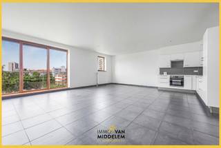 <strong>Immo Van Middelem verkoopt dit instapklare lichtrijke appartement van +/- 85m² gelegen op de 4de verdieping van een modern gebouw uit 2002. Het appartement bestaat uit 2 slaapkamers, een terras, kelder en ondergrondse parkeerplaats (INBEGREPEN IN DE PRIJS).</strong><br /><br />Gelegen op het iconische Vossenplein geniet dit appartement van een uitzonderlijk centrale ligging in de populaire Marollenwijk. De Zavel, Sint-Gillis en het stadscentrum bevinden zich op wandelafstand. <br />Ook qua mobiliteit scoort deze locatie uitstekend: diverse metro- en tramhaltes liggen in de onmiddellijke omgeving, het Zuidstation bevindt zich vlakbij en dankzij de vernieuwde fietsinfrastructuur langs de Zuidlaan verplaatst u zich vlot doorheen Brussel.<br /><br />De indeling is als volgt (4de VERDIEPING, met lift):<br />- inkomhal met WC, 2 slaapkamers, badkamer met inloopdouche en wasruimte, ruime living (salon en eetplaats) met schuifdeur naar het terras;<br />- kelder (4m²)<br />- ondergrondse privéparkeerplaats<br />- gemeenschappelijke fietsenstalling<br /><br />Gemeenschappelijke lasten (onderhoud/schoonmaak en elektriciteit gemene delen, lift, syndicus, blokpolis,...) +/- 240€ per maand, INCLUSIEF VOORSCHOT water en chauffage. Jaarlijks volgt een individuele afrekening van het werkelijke verbruik.<br /><br />EPC: 303kWh/m².jaar - Label F (UC:756258).<br />Vrij bij akte.