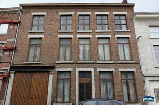 Deze stadshoeve, gelegen aan de kruising van het Abeelplein met de Graethemstraat, dateert uit het midden van de 19de eeuw. De...