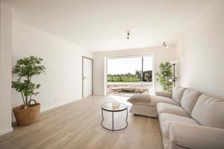Welkom in deze moderne en energiezuinige nieuwbouwwoning (lot4), gelegen in de rustige Moorstraat in Sint-Eloois-Vijve 🌿. Een ideale thuis voor wie comfort, ruimte en kwaliteit weet te appreciëren!<br /><br /><u><strong>📍 Ligging:</strong></u><br />De woning is rustig gelegen in een aangename woonomgeving in Waregem. In de nabijheid vind je winkels, scholen, openbaar vervoer en belangrijke invalswegen 🚴‍♂️🚗. Ideaal voor wie rustig wil wonen met alle voorzieningen binnen handbereik!<br /><br /><u><strong>🛋️ Indeling:</strong></u><br /><u>Gelijkvloers:</u><br />Inkomhal met gastentoilet 🚻<br />U wordt ontvangen in een ruime, lichtrijke woonkamer met geïntegreerde eetplaats en open, volledig uitgeruste leefkeuken met aansluitend een praktische berging/wasplaats.<br />De grote raampartijen zorgen voor veel natuurlijk lichtinval en brengen het buiten als het ware naar binnen. <br /><br /><u>1ste verdieping:</u><br />Een nachthal met afzonderlijk toilet, 3 volwaardige slaapkamers en een badkamer met lavabomeubel, spiegel, ligbad én inloopdouche 🛁.<br /><br />Registratierechten op de grond 12%, B.T.W. (21%) op de constructie!<br /><br /><span><em>Het EPC Bouw is pas beschikbaar bij het indienen van de EPB - aangifte (binnen de 12 maanden na ingebruikname of beëindigen van de werken). Het is dus mogelijk dat het EPC Bouw nog niet beschikbaar ik bij verkoop van de eenheid. In tussentijd moet er geen nieuw EPC opgemaakt worden. Zodra de EPB-aangifte is ingediend, moet (een kopie van) het EPC Bouw aan de nieuwe eigenaar overgemaakt worden. Voor meer info: https://www.vlaanderen.be/epc-bouw  </em></span><br /><br /><u><strong>🔑 Troeven van de woning:</strong></u><br />✔️ Moderne open keuken met kookeiland 🍽️<br />✔️ Lichtrijke leefruimte met eetplaats 🌞<br />✔️ Hoogwaardige afwerking met oog voor detail ✨<br />✔️ Carport voorzien in de bouwvergunning 🚗<br /><br /><u>🌡️ Energiezuinig &amp; duurzaam wonen:</u><br />🔋 Warmtepomp (lucht/water)<br />☀️ Zonnepanelen (1.500 Wp)<br />🔥 Vloerverwarming in leefruimte en badkamer<br />🏷️ Energieklasse: E-peil 28 (Label A)<br /><br /><u>💧 Extra voorzieningen:</u><br />Regenwaterput van 7.500L<br />Wadi-systeem voor regenwaterbeheer<br /><br />💬 Interesse in deze topper? Neem snel contact op met <strong>Dominique +32 476 77 31 31</strong> of <strong>dominique@vastgoedcanniere.be</strong> en ontdek jouw toekomstige droomwoning!