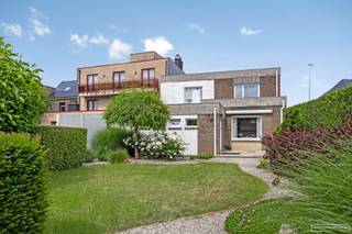 Op zoek naar een woning met karakter én mogelijkheden? Ontdek deze charmante eigendom in de Statiestraat 6 in Zulte. Deze plek ademt nostalgie en biedt verrassend veel ruimte, zowel binnen als buiten.
<h3>Wat maakt deze woning met handelsruimte zo bijzonder?</h3>
Op het gelijkvloers vind je een voormalige kruidenierswinkel, waar de sfeer van vroeger nog tastbaar is. De perfecte locatie voor wie op zoek is naar een <strong>praktijkruimte</strong> als kinesist, podoloog, psycholoog, schoonheidsspecialist of kantoorruimte. De mogelijkheden zijn eindeloos!<br /><br />Daarnaast is er een ruime, <strong>lichtrijke</strong> <strong>leefruimte</strong> met haardvuur, een gezellige <strong>keuken met zicht op de tuin</strong>, een praktische <strong>berging</strong> (die vroeger dienst deed als garage), een <strong>wasplaats</strong> en een <strong>apart toilet</strong>. Handig is ook de <strong>kelder</strong> — deels ingericht als wijnkelder en deels technische ruimte.<br /><br />Op de eerste verdieping bevinden zich <strong>vier slaapkamers</strong>, een <strong>bureau/dressing</strong> en een <strong>badkamer</strong> met bad, lavabo en toilet.<br /><br />Buiten geniet je van een gezellige <strong>tuin met zijdelingse toegang</strong>, een <strong>tuinhuis</strong> dat momenteel ingericht is als extra zithoek (ideaal voor zomeravonden!) en een <strong>garage</strong> die eveneens via de zijkant bereikbaar is.
<h3>En de ligging?</h3>
Deze woning ligt vlak naast de Staatsbaan, op een enorme zichtlocatie — ideaal voor wie wonen en werken wil combineren of extra visibiliteit zoekt voor zijn praktijk of zaak. Bovendien beschik je over vier publieke parkeerplaatsen aan de zijkant, wat het extra handig maakt voor klanten of bezoekers.
<h3>Interesse? Vraag een bezoek aan</h3>
<br />Wil je graag dit pand bezoeken? Vraag een bezoek aan via Sarah: sarah@maesconceptimmo.be.<br />📩 Vragen? Contacteer Sarah via sarah@maesconceptimmo.be of bel 0492 72 50 50.