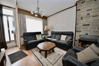 Deze te renoveren woning biedt tal van mogelijkheden. Op het gelijkvloers vind je een lichtrijke woonkamer met aansluitende keuken, een apart...