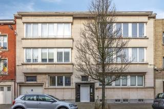 <p><span>Karaktervol appartement, gelegen in de Tentoonstellingswijk | Antwerpen Zuid</span></p><p><span>Ondergebracht op de eerste verdieping van kleinschalig gebouw en gemeenschappelijke fietsenberging, 2 slaapkamers, aangename woon,- en leefruimte + terras.</span></p><p><span> </span></p><p><span>Ruime lichte inkomhal met gastentoilet, vestiaire en extra bergruimte.</span></p><p><span>Toegang tot de lumineuze woon-en leefruimte met schouw, moluren en op parketvloer.</span></p><p><span>Prachtige keuken voorzien van thans ingebouwde kastenwand, 4-pit gasfornuis, vaatwasser, ijskast, ingebouwde dampkap en oven. Toegang tot terras.</span></p><p><span>Plaats voor een ontbijttafel en uitgevend op het aangenaam terras van ca. 10m² met prachtig zicht op groen en voorzien van berging.</span></p><p><span>Verder beschikt dit sfeervol appartement over 2 mooie slaapkamers op parket waarvan de hoofdslaapkamer uitgeeft op het terras.</span></p><p><span>Badkamer op stenen vloer en uitgerust met een lavabo in meubel met spiegelkast en bergruimte, ligbad en douche.</span></p><p><span>Aansluiting voor wasmachine en droogkast.</span></p><p><span> </span></p><p><span>Kosten: </span></p><p><span>150€/maand : provisie verwarming, onderhoud en verbruik van de gemene delen.</span></p><p><span>30€/maand: vaste kost voor het beheer</span></p><p><span>Water en elektriciteit individueel te betalen.</span></p><p><span>Fietsenberging en aparte kelder in het gebouw.</span></p><p><span> </span></p><p><span>Ligging:</span></p><p><span>Gelegen in de karaktervolle expowijk, zuidrand Antwerpen Stad, met snelle toegang tot de autostrades, openbaar vervoer, winkels en scholen vlakbij.</span></p><p><span> </span></p><p><span>Beschikbaar vanaf 01/06/2026</span></p><p><span> </span></p><p><span> </span></p>