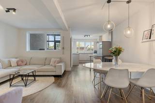 Vous recherchez une maison confortable avec un aménagement pratique, un espace extérieur agréable et sans frais communs ? Alors cette maison de Kerkstraat 11 vaut vraiment le détour !<br /><br />La maison dispose d'un salon spacieux et lumineux avec une cuisine ouverte de pas moins de 33 m². La cuisine est entièrement équipée avec un four combiné, une cuisinière à gaz, un évier double, une hotte, un lave-vaisselle, un réfrigérateur avec congélateur et de nombreux espaces de rangement grâce aux placards disponibles.<br /><br />À côté se trouve la véranda de 9 m², équipée de placards intégrés et de connexions pour le lave-linge et le sèche-linge. Idéal comme espace de rangement supplémentaire ou comme espace de lavage pratique.<br /><br />Le hall d'entrée spacieux de 10 m² offre une agréable sensation d'espace. La salle de bain de 4 m² dispose d'une douche à l'italienne moderne et d'un lavabo avec mobilier. Il y a également des toilettes séparées avec un lave-mains.<br /><br />La chambre de 15 m² dispose de placards intégrés et offre tout le confort nécessaire pour une bonne nuit de sommeil.<br /><br />Cette maison a également beaucoup à offrir à l'extérieur ! Profitez du jardin avec terrasse, idéal pour vous détendre ou dîner à l'extérieur. Il y a également une maison de jardin de 10 m² et une place de parking derrière la maison de jardin.<br /><br />Avantages supplémentaires :<br /><br />Rénovation réalisée en 2014<br />Chauffage central au gaz<br />Sous-sol commun<br />Pas de coûts communs<br />Aménagement pratique et nombreux rangements<br />Jardin privé avec terrasse et parking<br /><br />Bref, une maison agréable alliant confort, équipements pratiques et espace extérieur !<br /><br />Intéressé ? N'hésitez pas à nous contacter pour plus d'informations ou pour une visite sur place à l'adresse dewaele.com !<br /><br />Registre des mesures: non