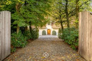 Te midden van het groene en rustige Hertsberge ontvouwt zich dit prachtig landhuis, bereikbaar via een statige oprijlaan geflankeerd door...