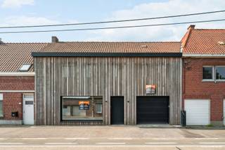 Deze veelzijdige en instapklare eigendom combineert <strong>ruim wonen met professionele mogelijkheden</strong>, ideaal voor zelfstandigen of wie wonen en werken wil combineren.<br /><br /><strong>Indeling gelijkvloers</strong><br /><br />Bij binnenkomst vindt u een ruime <strong>inkomhal die perfect kan dienen als bureel of handelsruimte</strong> (ca. 45 m²), aangevuld met <strong>een garage van 35 m²</strong> met automatische poort.<br /><br />Verder beschikt deze verdieping over:
<ul>
	<li>Burelen (ca. 40 m²) met berging en afzonderlijk toilet;</li>
	<li>Een lichtrijke <strong>eetplaats van 55 m²</strong> met zicht op de tuin en het terras;</li>
	<li>Volledig ingerichte keuken met gezellige ontbijthoek;</li>
	<li>Badkamer met toilet en inloopdouche;</li>
	<li>Wasplaats/technische ruimte.</li>
</ul>
<strong>Verdieping</strong><br /><br />De eerste verdieping omvat:
<ul>
	<li>Nachthal;</li>
	<li><strong>4 volwaardige slaapkamers</strong> (17 m² – 17 m² – 8,7 m² – 16 m²);</li>
	<li>Ruime dressing (13 m²);</li>
	<li>Extra gedeelte met nog eens <strong>2 slaapkamers</strong> (elk 11 m²) en polyvalente ruimte van 26 m² (ideaal als hobbyruimte, bureau of speelkamer);</li>
	<li>Zolderverdieping (kruipzolder).</li>
</ul>
<strong>Buitenruimte</strong><br /><br />De woning beschikt over een <strong>aangelegde koer/terras</strong>, ideaal om te genieten van rust en privacy.<br /><br /><strong>Bijgebouw</strong><br /><br />Achteraan bevindt zich een <strong>loods/magazijn van ca. 150 m² </strong>(gedeeltelijk met verdieping), met een ruime oprit van ca. 190 m² en <strong>een extra uitweg via de zijstraat (Zaveleinde).</strong><br /><br /><u>Troeven van dit pand</u>

<ul>
	<li>Warmtepomp (recent vernieuwd);</li>
	<li>Zonnepanelen aanwezig;</li>
	<li>Bewoonbare oppervlakte: 324 m²;</li>
	<li>Perceeloppervlakte: 742 m²;</li>
	<li>Instapklare woning;</li>
	<li>Sterke visibiliteit en commerciële ligging.</li>
</ul>
<br />EPC-label: C<br /><br />Benieuwd naar dit pand of een andere eigendom? www.coventa.be – 051 222 051