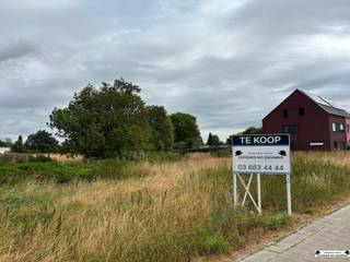 <p><span>Spacious building lot for an open-concept home with an area of 1,517 m²</span></p><p><span> </span></p><p><span>Are you looking for the ideal location to build your dream home? Then this building lot offers an excellent opportunity.</span></p><p><span> </span></p><p><span>This centrally located building lot is part of a small-scale subdivision of three lots near the center of Wuustwezel.</span></p><p><span>This is Lot 3, with a total area of 1,517 m². </span></p><p><span> </span></p><p><span>The lot has an impressive street frontage of approximately 62 meters and a maximum depth of approximately 47 meters.</span></p><p><span>An open-plan structure 15 meters wide and 9 meters deep may be built on the lot.</span></p><p><span> </span></p><p><span>The convenient location combines easy accessibility with proximity to shops, schools, and other everyday amenities.</span></p><p><span> </span></p><p><span>Favorable building regulations are available at matthiasvos@janssenenjanssen.be</span></p>
