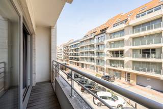 <strong>Ruim appartement met drie slaapkamers op een toplocatie nabij het strand en het Rubensplein.</strong><br /><br />Indeling: inkomhal met gastentoilet, aangename en lichtrijke leefruimte met aansluitend een terras, volledig ingerichte open keuken en een praktische berging met aansluiting voor een wasmachine. 2 volwaardige slaapkamers met ingemaakte kastenen en een terras. 3e slaapkamer ideaal voor een stapelbed of een bureauruimte. Verder beschikt het appartement over 2 douchekamers. Achteraan is er nog een tweede terras. De brede gevel laat veel daglicht binnen en creëert een open en luchtig gevoel in het appartement.<br /><br />Privatieve kelder en mogelijkheid om een staanplaats aan te kopen op het gelijkvloers van de residentie.<br /><br />EPC: 114 kWh/m²/jaar - UC: 3469888-RES-1