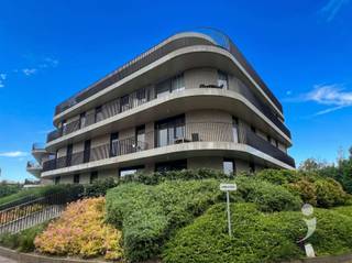 <p><span>Ruim en lichtrijk 2-slaapkamerappartement te huur in Herent</span></p><p><span>Op een uitstekende locatie in Herent bevindt zich dit ruime en verzorgde appartement op de eerste verdieping. Dankzij de gunstige ligging vlak bij het station van Herent, de autosnelweg en op fietsafstand van het centrum van Leuven, geniet u van een goede bereikbaarheid.</span></p><p><span>Het appartement beschikt over een ruime en lichtrijke leefruimte die naadloos aansluit op een open en volledig uitgeruste keuken voorzien van alle hedendaagse comfort. Vanuit de leefruimte heeft u toegang tot een groot terras waar u in alle rust kunt genieten van het buitenleven.</span></p><p><span>Verder zijn er twee volwaardige slaapkamers, een badkamer uitgerust met een ligbad, douche en dubbele lavabo, evenals een privatief toilet.</span></p><p><span>Voor een energiezuinig verbruik is het appartement voorzien van een moderne warmtepomp.</span></p><p><span>Dit appartement is de ideale woonst voor wie op zoek is naar ruimte, comfort en een centrale ligging met vlotte verbindingen naar Leuven, Brussel en de omliggende gemeenten.</span></p><p><span> </span></p><p><span>Interesse? Vraag een bezoek aan via onze website.</span><span> </span></p>