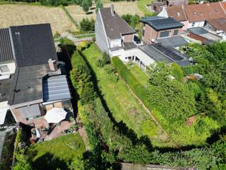 <p><span><span><strong>Bouwgrond voor een HOB op een rustige locatie te Herdersem!</strong></span><br /><br />Bent u op zoek naar de <strong>ideale locatie om uw droomwoning </strong>te realiseren? Deze uitstekend gelegen bouwgrond voor een halfopen bebouwing bevindt zich in het rustige en aangename Herdersem(deelgemeente van Aalst), op een strategische ligging nabij de verbindingsweg tussen Herdersem en Wieze.</span></p>
<p><span>Dankzij deze centrale ligging geniet u van een vlotte bereikbaarheid naar winkels, scholen, sport- en recreatiefaciliteiten en openbaar vervoer. U combineert hier moeiteloos een rustige woonomgeving met alle dagelijkse voorzieningen binnen handbereik.</span></p>
<p><span>De bouwgrond biedt mooie mogelijkheden voor het realiseren van een ruime gezinswoning. Volgens de geldende voorschriften kan er gebouwd worden met </span><strong><span>twee volwaardige bouwlagen en een hellend dak</span></strong><span>, wat resulteert in een woning met </span><strong><span>gelijkvloers, eerste verdieping en zolderverdieping</span></strong><span>.</span></p>
<p><strong><span>Bouwvoorschriften:</span></strong></p>
<ul>
<li><span>Halfopen bebouwing</span></li>
<li><span>Bouwbreedte: 5,80 m</span></li>
<li><span>Bouwdiepte gelijkvloers: 15 m</span></li>
<li><span>Bouwdiepte verdieping: 12 m</span></li>
<li><span>Twee bouwlagen + hellend dak</span></li>
</ul>
<p><span>Een uitstekende opportuniteit voor wie een woning volledig naar eigen smaak en wensen wil bouwen op een rustige, maar toch bijzonder gunstige locatie.</span></p>
<p><span>Interesse? Neem gerust contact op voor meer informatie of een bezoek ter plaatse via 0476/076993 OF info@kurtimmo.be!</span></p>
