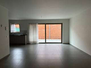 Gelijkvloers appartement met 2 slaapkamers, terras en afgesloten autostaanplaats.Het appartement ligt op wandelafstand van het station van Tielen...