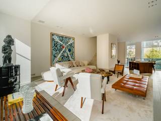 Dit herenhuis, ideaal gelegen tussen de Louizalaan en de Elsene vijvers, met zijn eclectische voorgevel in Art Nouveau-stijl, ontworpen door architect Léon Delune in 1893, werd in 2015 volledig heringericht in een hedendaagse stijl door Olivier Dwek.<br /><br />De begane grond bestaat uit een inkomhal met vestiaire die leidt naar een leefruimte bestaande uit een eetkamer en een volledig uitgeruste keuken die via een groot raam uitgeeft op een aangelegde tuin met een vijverpartij ontworpen door Vaxelaire & Deckers. De eerste verdieping biedt aantrekkelijke ontvangstruimten met open haard en een intiemere zitkamer met gascassette. Het slaapgedeelte op twee verdiepingen bestaat uit een master suite met een studeerkamer, slaapkamer en aangrenzende badkamer, terwijl de bovenste verdieping drie slaapkamers heeft met aangrenzende bad-/doucheruimtes.<br /><br />Andere: garage voor twee auto's, geïntegreerd geluidssysteem, inbraakalarm/perimeter alarmsysteem, domotica, lift, wasruimte, kelders, wijnkelder, regenwateropvangbak, PEB: C.<br /><br />De Elsene vijvers biedt een groene en schilderachtige omgeving op een steenworp van het Flageyplein. Dit gebied staat bekend om de levenskwaliteit die het biedt, tussen de rust van de vijvers en de levendigheid van de omliggende wijk. Talrijke verbindingen met het openbaar vervoer.<br /><br />Voor meer informatie kunt u contact opnemen met Bertrand de Moffarts op +32 (0) 475 944 508