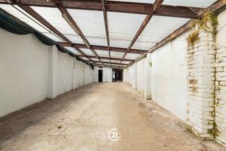 <p>Projectgrond in het centrum van Zottegem!</p><p>Langs de Heldenlaan vindt u dit pand met een perceeloppervlakte van 390m² en veel mogelijkheden. Het bestaande pand, dat voorheen dienst deed als bloemenwinkel, omvat naast de handelsruimte op het gelijkvloers ook een eerste verdieping en een zolderverdieping. Achteraan bevindt zich een ruime opslag- en werkplaats die doorloopt tot achteraan het perceel. Een extra troef is de doorgang naar de achterliggende straat, Vestenstraat, waardoor het perceel langs twee zijden bereikbaar is.</p><p>Volgens de geldende stedenbouwkundige voorschriften kan hier een project met maximaal vier bouwlagen worden gerealiseerd, waarbij op het gelijkvloers een andere functie dan wonen dient te worden voorzien.</p><p>Interesse? Contacteer ons voor het verkrijgen van bijkomende informatie en/of het inplannen van een bezoek ter plaatse.<br /> </p>