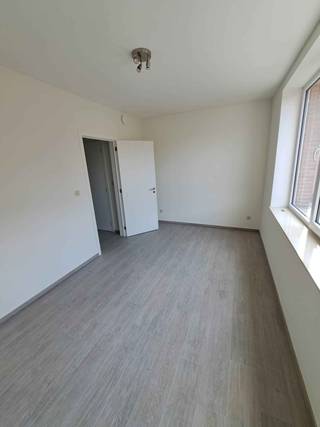 <p></p><p>Een mooi gerenoveerde rijwoning bestaande uit een woonkamer met open, ingerichte keuken, 4 slaapkamers, badkamer, bergplaats/wasplaats, terras.</p><p></p>
