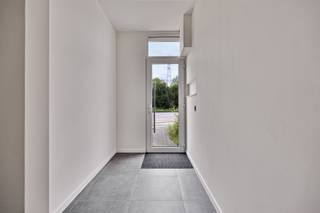 <p>Deze volledig gerenoveerde woning op een ruim perceel van 9a 90ca is gelegen op een strategische locatie met een goede bereikbaarheid vlakbij winkels voor al u dagelijkse benodigdheden en dichtbij diverse invalswegen, ideaal voor een vlotte verbinding naar omliggende steden.<br /> <br />De woning beschikt op het gelijkvloers over een ruime leefruimte met open keuken en zicht op de zonnige tuin, perfect om te genieten in de namiddag en avonden. Ook is er nog een apart toilet en bureauruimte, ideaal voor thuiswerkers. Op de eerste en tweede verdieping vind je de 3 slaapkamers en de badkamer met alle comfort. Ook de wagen(s) hebben hun eigen plaatsje op de 3 parkeerplaatsen voor en naast de woning.<br /> <br />Deze instapklare woning combineert modern comfort met een uitstekende locatie. Het ruime perceel en de zuidwest georiënteerde tuin bieden u de ideale setting om te genieten van het buitenleven, terwijl de nabijheid van windels uw dagelijks leven vereenvoudigd.<br />Ben u op zoek naar een direct bewoonbare woning? Bel ons dan vandaag nog voor een afspraak op 0478 57 09 99 of mail ons sally@connect-immo.be<br /><br />EPC 183 kWh/m² - uc: 3316297 - label B<br />Wg-Gdv-Gvkr</p>