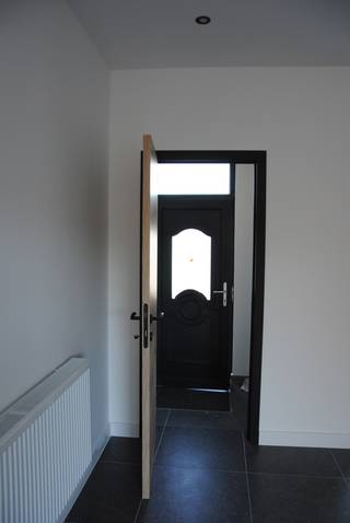 Instapklare en energiezuinige woning met EPC A, zonnepanelen en conforme elektriciteit
Bent u op zoek naar een recente, instapklare woning waar comfort, energiezuinigheid en een moderne afwerking centraal staan? Dan is deze gerenoveerde woning in de Oudenaardsestraat 243 zeker een bezoek waard.
De woning beschikt over een lichtrijke leefruimte met zicht op de tuin, een ingerichte keuken, een badkamer en twee volwaardige slaapkamers. Dankzij de grote raampartijen geniet u van een aangename natuurlijke lichtinval en een directe verbinding met het terras en de onderhoudsvriendelijke tuin. De moderne afwerking met grote keramische vloertegels, strakke muren en hedendaags schrijnwerk zorgt voor een eigentijdse uitstraling. De tuin en het terras bieden bovendien een ideale plek om in alle rust van het buitenleven te genieten.
De woning scoort bijzonder sterk op energetisch vlak met een EPC-label A (81 kWh/m² jaar), een conforme elektrische installatie en zonnepanelen, wat resulteert in een laag energieverbruik en extra wooncomfort. Daarnaast beschikt de woning over een condenserende gasketel, hoogrendementsbeglazing en een geïsoleerd dak.
Troeven:
- EPC-label A
- Conforme elektriciteit
- Zonnepanelen aanwezig
- 2 slaapkamers
- Conforme en recente technieken
- Moderne afwerking
- Terras en gezellige tuin
- Instapklaar
- Asbestveilig
- Centrale verwarming op aardgas
Deze woning combineert hedendaags wooncomfort met uitstekende energieprestaties en vormt daardoor een ideale gezinswoning, starterswoning of interessante investering. Contacteer CasaVista Vastgoedkantoor voor een bezoek ter plaatse.