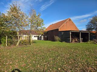 Rustig gelegen hoevewoning in agrarisch gebied, omgeven door weilanden, doch op slechts 3 kilometer van de markt van Geel. Vlotte verbinding naar...