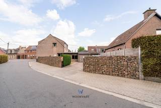 Altijd al in het 't Stadhuis van Moerzeke willen wonen? Dit is je kans! <br />Deze woning biedt 4 slaapkamers aan de oevers van de Schelde!<br /><br />Indeling:<br />GLV: Ruime woonkamer met aansluitend de keuken voorzien van toestellen en badkamer uitgerust met douche, toilet en wastafel. Verder situeert zich op deze verdieping een berging, veranda, garage alsook een eerste slaapkamer.<br />1eV: 3 slaapkamers en een berging.<br /><br />TROEVEN:<br />- Asbestveilig<br />- 4 slaapkamers<br />- Rustige en gunstige ligging<br />- Inpandige garage en ruime oprit<br /><br />Voor meer info, contacteer Sam op 0475 22 23 22 of via sam@woonvast.be