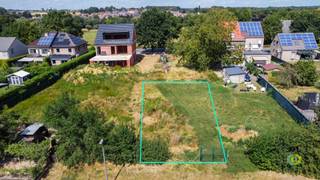 <p><span>Bouwgrond van 337 m² voor een 3-gevelwoning, gelegen in de rustige Maubeugelaan te Kassei. Het perceel heeft een mooie straatbreedte van 11 meter en een diepte van 30,5 meter. Er kan een woning met een gevelbreedte tot 8 meter worden gerealiseerd, wat zorgt voor een bijzonder interessant bouwvolume. Op het gelijkvloers is een bouwdiepte van maximaal 15 meter mogelijk, goed voor een bebouwde oppervlakte tot circa 120 m². Op de verdieping kan een volume van 8 meter breed en 10 meter diep worden voorzien. Hierdoor biedt het perceel uitstekende mogelijkheden voor het realiseren van een ruime en comfortabele gezinswoning met meerdere slaapkamers, een aangename leefruimte en voldoende buitenruimte. De Maubeugelaan is een rustige woonstraat met een residentieel karakter, terwijl winkels, scholen, openbaar vervoer en dagelijkse voorzieningen vlot bereikbaar zijn. Ook het groene Domein Drie Fonteinen bevindt zich op korte afstand en biedt tal van mogelijkheden voor wandelen, ontspanning en sport. Dankzij de gunstige ligging zijn bovendien het centrum van Vilvoorde, Brussel, de Ring en belangrijke verbindingswegen vlot bereikbaar. Een interessante bouwgrond voor wie op zoek is naar een ruim perceel met duidelijke bouwmogelijkheden in een rustige en goed bereikbare omgeving te Vilvoorde.</span><span> </span></p>