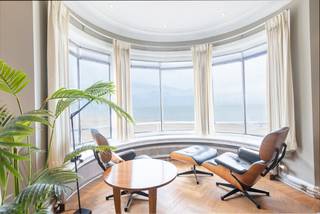 UNIEK HOEKAPPARTEMENT MET ZEEZICHT EN 4 SLAAPKAMERSGraag bieden wij u dit prachtige zonnige hoekappartement aan, perfect gelegen in de Residentie ...