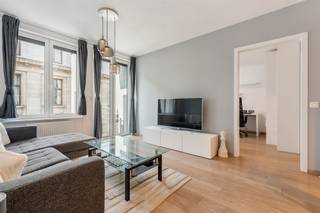 <p><span>Dit gemeubeld appartement is gelegen op de 3de verdieping van een goed onderhouden gebouw in het hartje van Antwerpen. Op wandelafstand vindt u onder meer de Meir, Groenplaats en de Kathedraal. </span></p><p><span> </span></p><p><span>U betreedt het appartement via de inkomhal met gastentoilet. Na de inkomhal komt u in de leefruimte terecht met open keuken. Verder is er nog een ruime slaapkamer met ensuite badkamer en een aparte berging met aansluiting voor wasmachine en droogkast. </span></p><p><span> </span></p><p><span>Beschikbaar: Onmiddellijk</span></p><p><span>Huurprijs: €1.050/maand + €100/maand gemeenschappelijke kosten. </span></p>