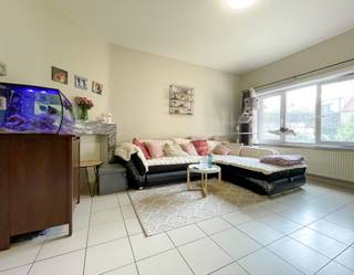 Dit verzorgde appartement met twee slaapkamers bevindt zich op een uitstekende locatie, vlak bij het kerkplein van Ekkergem. In de onmiddellijke omgeving vindt u onder meer de Coupure, de Watersportbaan, supermarkten, scholen en een uitgebreid openbaarvervoersnetwerk.<br /><br />Bij het betreden van het appartement valt meteen de ruime en lichtrijke woonkamer op. Dankzij de grote raampartijen geniet u hier van veel natuurlijk licht. Zowel vanuit de woonkamer als vanuit de keuken kijkt u uit op de aangename stadstuin van maar liefst 50 m². De keuken verkeert, net als de overige ruimtes, in goede staat en biedt voldoende plaats voor een oven, microgolfoven, koelkast en wasmachine. Het slaapgedeelte bestaat uit een ruime hoofdslaapkamer en een kleinere tweede slaapkamer, die ook perfect kan dienen als bureau, dressing of kinderkamer. Verder beschikt het appartement over een badkamer met dubbele wastafel, douche en toilet. In de kelder bevinden zich een gemeenschappelijke fietsenstalling en een private berging.<br /><br />De huurprijs bedraagt €900 per maand, vermeerderd met €15 per maand als bijdrage voor het onderhoud van de tuin. De kosten voor water, gas en elektriciteit zijn niet inbegrepen. Het appartement is beschikbaar ten vroegste vanaf 15/09/2026 via een 3-jaarcontract. Het vestigen van een domicilie is verplicht. Bezoekaanvragen worden uitsluitend per e-mail behandeld.<br /><br />