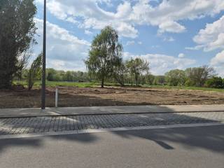 Mis deze unieke kans niet! Slechts sporadisch komt er op deze locatie bouwgrond voor open bebouwing te koop. LOT 1 ( Groenstraat 45 ) is...