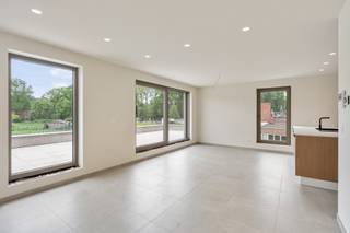 Stijlvol nieuwbouwappartement te huur in Tongerlo!<br /><br />In de Meulemanslaan 17 te Tongerlo bevindt zich dit kleinschalige nieuwbouwproject met slechts vijf appartementen, rustig gelegen met mooi zicht op het park.<br /><br />Het appartement combineert comfort en energiezuinigheid en beschikt over een lichtrijke leefruimte met open, volledig ingerichte keuken, slaapkamers, moderne badkamer, berging en apart toilet.<br /><br />Vanuit de leefruimte heb je toegang tot een ruim terras waar je in alle rust kan genieten van het groene uitzicht.<br /><br />Extra troeven zijn de privatieve berging en autostaanplaats.<br /><br />Kortom, een kwalitatief afgewerkt en instapklaar nieuwbouwappartement op een rustige ligging in Tongerlo.<br /><br />Vaste kosten: 95 euro: O<span>nderhoud tuin, gemene delen, elektriciteit en water gemene delen,…</span><br /><br />Bel ons op 014/95.37.50 of mail naar secretariaat@degroot-celen.be