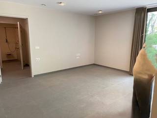 Zonnige serviceflat met één slaapkamer.
De flat is gelegen op de eerste verdieping in het Prins Kavelhof, een groene omgeving vlakbij het centrum van Brasschaat en het ziekenhuis Klina. Prins Kavelhof bestaat uit enkel assistentiewoningen met een restaurant, een ontmoetingsruimte en mogelijkheid tot gezamenlijke activiteiten.
De flat beschikt over een inkomhal met een technische ruimte met plek voor de wasmachine. Deze komt uit in de woonruimte met een open ingerichte keuken ( koelkast, oven, kookplaat en afwasmachine) en een gezellig terras met zicht op het groen. Verder een hal van waaruit je de badkamer met inloopdouche en toilet, en de slaapkamer bereikt. Er is overal vloerverwarming. Het EPC bedraagt 75, dus een mooie A score. Gordijnen, vliegenramen en verlichting zijn bij de verkoopprijs inbegrepen. De flat is momenteel verhuurd en biedt een prima investeringsopportuniteit of kan zelf bewoond worden. KI vrijstelling mogelijk.