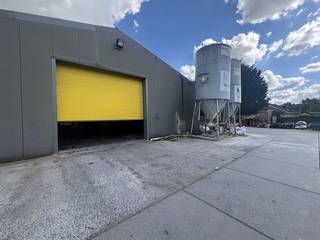 Bedrijfsgebouw bestaande uit een magazijn van ca. 1.200 m² en buitenopslag van ca. 1.500 m² te huur in de industriezone "Gullegem...