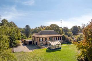 In het groene en rustige Herselt bevindt zich dit riante landhuis op een perceel van 4781 m²;<br /><br />Voor wie op zoek is naar ruimte, privacy en tal van mogelijkheden, is dit een unieke kans! <br /><br />Bij binnenkomst worden we verwelkomd door de ruime inkomhal uitgerust met een gastentoilet. Vanuit de inkomhal heeft u toegang tot twee ruime slaapkamers en de badkamer.<br /><br />Verder is er nog een bijzonder royale leefruimte met salon en eetplaats deze eveneens mogelijkheden biedt naar indeling en inrichting. Achterliggend is er een uitgeruste leefkeuken met eethoek en connectie naar de tuin.<br /><br />Op 1ste verdieping vinden we een open zolder deze de mogelijkheid biedt 3/4 extra slaapkamers te creëren, ideaal voor grotere gezinnen!<br /><br />Deze woning beschikt over twee garages en een oprit met veel parkeergelegenheid. Tevens is de woning volledig onder keldert waar u onder andere nog een prachtige sauna en de wasplaats terugvindt.<br /><br />Het pand is voorzien van zowel verwarming als verkoeling, wat extra comfort biedt. Dankzij de unieke ruimtes zijn er tal van uitbreidingsmogelijkheden.<br /><br />Dit landhuis biedt eindeloos potentieel voor wie op zoek is naar ruimte en mogelijkheden in een prachtige omgeving.<br /><br />Contacteer ons vandaag nog voor een bezoek en ontdek de mogelijkheden van deze unieke woning!