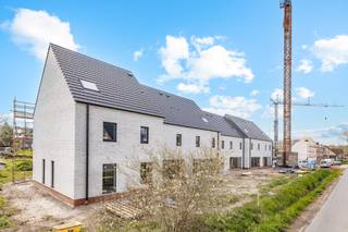 <p><span>In de Vennestraat te Wetteren verrijst een exclusief nieuwbouwproject van 14 zeer moderne eengezinswoningen, ontworpen met oog voor hedendaagse architectuur, comfort en duurzaamheid. </span></p><p><span>Goede verbindingen met de E40, E17 en R4, brengen u snel naar Gent of Brussel. Daarnaast bevinden winkels, scholen, openbaar vervoer, wandel- en fietsroutes zich allemaal op een steenworp.</span></p><p><span> </span></p><p><span>Het project bestaat uit twee residentiële blokken van telkens 7 woningen, met een mooie variatie aan woningtypes. Elke woning beschikt over grote leefruimtes met aansluitend zeer moderne keukens, 3 slaapkamers en een privétuin met terras, aangevuld met praktische tuinbergingen.</span></p><p><span> </span></p><p><span>De site werd slim ingericht met ruime gemeenschappelijke groenzones, wat zorgt voor een open en luchtig woongevoel. Autoluwe paden, een gemeenschappelijk wandelpad en 20 parkeerplaatsen dragen bij aan het comfort en de leefkwaliteit van de bewoners. Daarnaast zijn er ook fietsenstallingen voorzien.</span></p><p><span> </span></p><p><span>Duurzaamheid staat centraal, elke woning biedt een uitstekende energieprestatie (A+) dankzij vloerverwarming via warmtepomp, zonnepanelen en een ventilatiesysteem D.</span></p><p><span> </span></p><p><span>Dit project is ideaal voor wie op zoek is naar modern wooncomfort in een groene, rustige omgeving, zonder in te boeten aan bereikbaarheid en functionaliteit. </span></p><p><span>De oplevering is al voorzien voor najaar 2026. </span></p><p><span> </span></p><p><span>Voor meer informatie contacteer Quinten van Immo Zone op 0485/02.48.04 of per mail quinten@immo-zone.be</span></p><p><span> </span></p>
