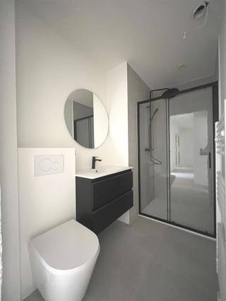 Dit volledig gerenoveerde en energiezuinige hoekpand omvat acht kwalitatieve appartementen en vier garageboxen met bijhorende autostaanplaatsen...